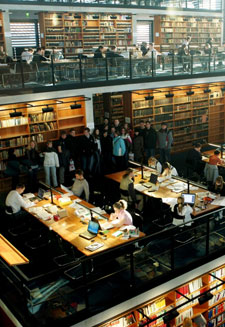 Blick in den Lesesaal der Bibliothek im Juridicum. (Foto: Maike Glckner)
