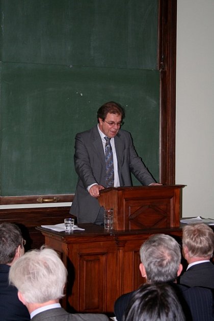 Begrung durch Prodekan Prof. Dr. Reimund
Schmidt-De Caluwe im historischen Hrsaal der Universitt.