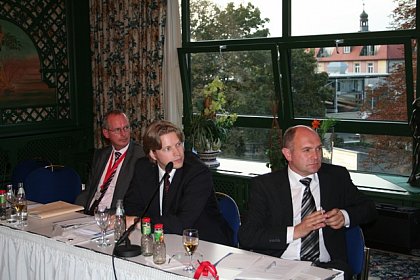 Dr. Stefan Korte von der FU Berlin (Mitte) und Prof. Dr. Thomas Mann von der Uni Gttingen (rechts) gaben Kommentare ab.
