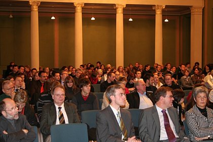 Die gut besuchte Veranstaltung fand in der Aula der Universitt statt.