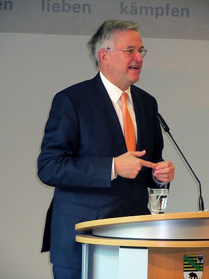 Bundestagsvizeprsident stellt das Handbuch Gesetzgebung als "neues Standardwerk" vor.