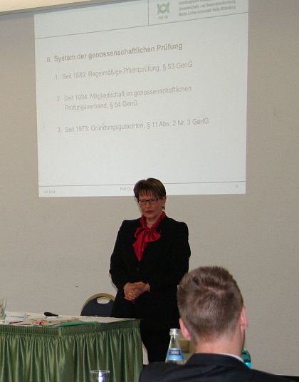 Der Einfhrungsvortrag von Prof. Dr. Susanne Sieker von der IWE GK informierte die Teilnehmer ber aktuelle berlegungen zur Einfhrung einer besonderen Rechtsform fr kleine Genossenschaften.
