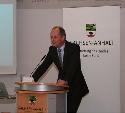 Begrung durch den Verwaltungschef der Landesvertretung Sachsen-Anhalt Frank Smeddinck