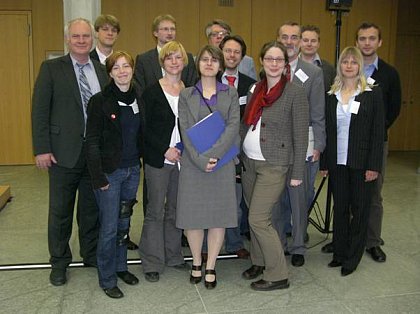 Vom 14.-15 Mai 2009 nahm die Delegation der MLU am VI. Europarechtlichen Symposion im Bundesarbeitsgericht in Erfurt teil. Im Bild zu sehen sind unsere Honorarprofessoren Klaus Bepler (mitte, hin. Reihe) und Dr. Hellmut Wimann (2. v. r, mittlere Reihe).
