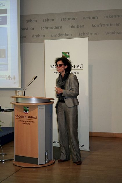 Im einfhrenden Vortrag gab Prof. Dr. Eva Schumann von der Universitt Gttingen einen berblick zu den Entwicklungen der Leitbilder in der Familienpolitik von 1980 bis in die Gegenwart.