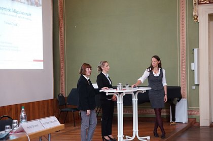 Prof. Dr. Katja Nebe mit Frau Ass. jur. Kathleen Neundorf und Frau Dr. Holle Grnert, die zur Migrationspolitik und zum MIgrationsrecht referiert hatten