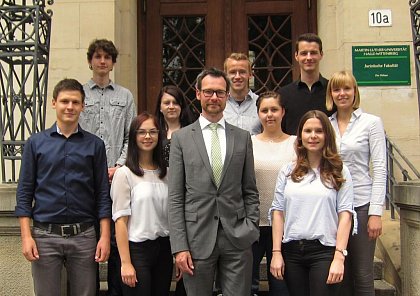 Lehstuhl Prof. Dr. Malte Stieper (Juli 2017)
v.l.n.r. Hannes Henke, Konstantin Derfert, Sabine Weber, Stephanie Deschner, Prof. Dr. Malte Stieper, Paul Konrad Lang, Susanne Holotiuk, Marie Sophie Jänsch, Moritz Finke, Sophie Stiller