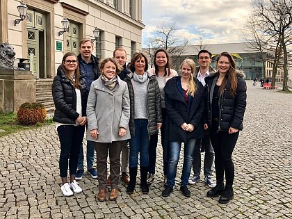 Lehrstuhl Prof. Dr. Meller-Hannich
v. l. n. r.: Lisa Kemmstedt, René Wittke, Elisabeth Krausbeck, Curt Brunkhorst, Simone Krapf, Prof. Dr. Meller-Hannich, Theresa Blum, Ferdinand Gürtler, Hannah Schlereth.