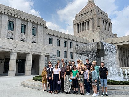 Studierende der juristischen Fakultt der Martin-Luther-Universitt vor dem japanischen Parlamentsgebude in Tokyo.