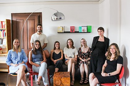 Christina Tropartz, Ruby Salamann, Johannes Hummelmeier, Clestine Dupont, 
Sarah Andersen, Maria Dietze, Jun.-Prof. Dr. Lucia Sommerer und Lena Leffer 
(v.l.n.r.)
Nicht im Bild: Samuel Rehberger, Hendrik Uken